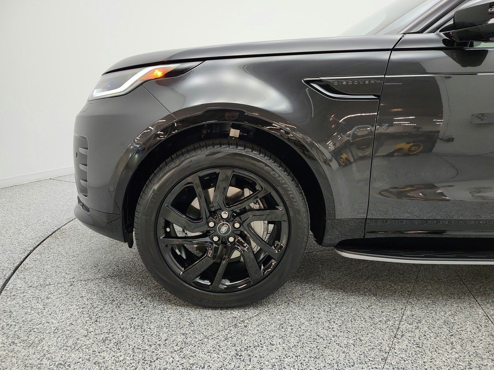 Used 2024 Land Rover Discovery Dynamic SE AWD/4WD image 22