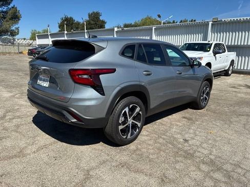 Certified 2024 Chevrolet Trax RS FWD image 3