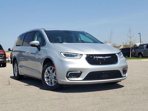 Used 2023 Chrysler Pacifica Touring-L FWD image 40