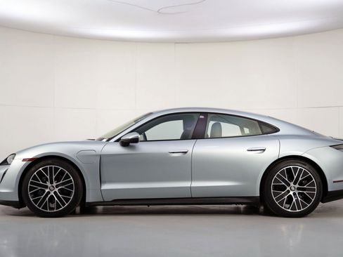 Used 2021 Porsche Taycan image 9