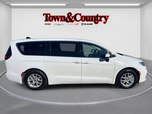 Used 2023 Chrysler Pacifica Touring-L image 4