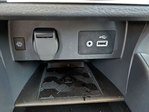 Used 2025 Nissan Versa SV FWD image 34
