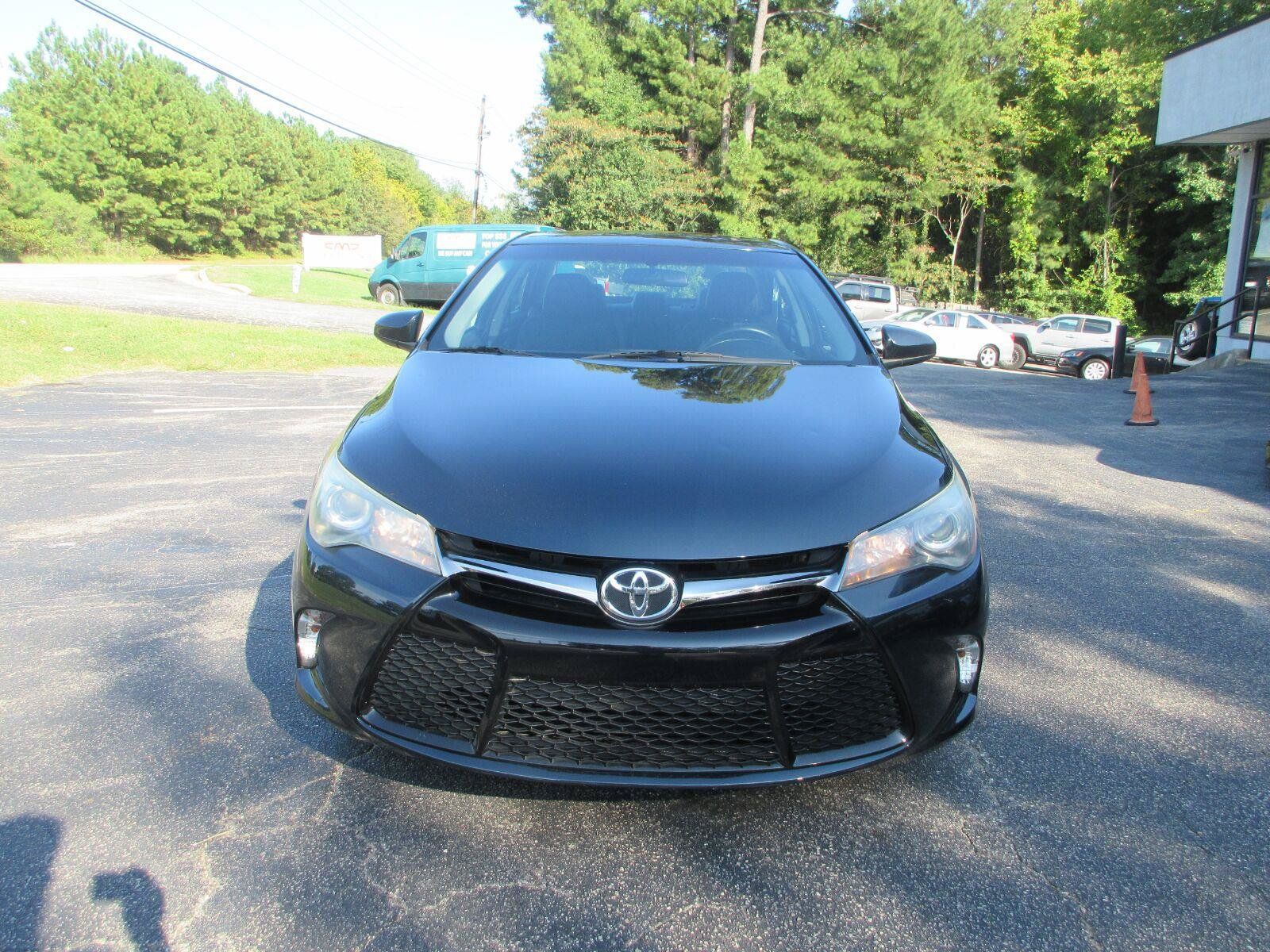 Used 2016 Toyota Camry SE w/ Moonroof Package FWD image 2
