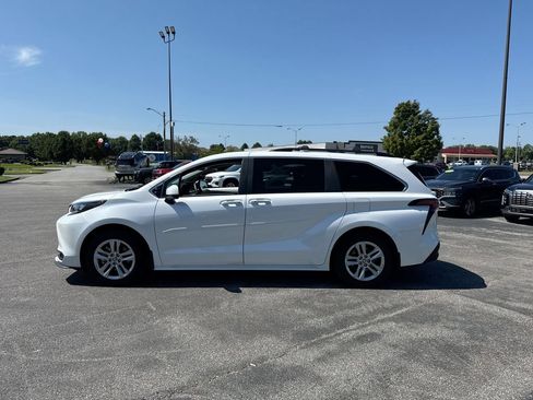 Used 2025 Toyota Sienna XLE w/ XLE Plus Package AWD/4WD image 11