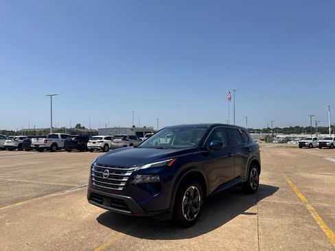 Certified 2025 Nissan Rogue SV FWD image 8
