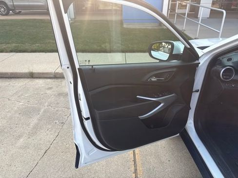 Used 2024 Chevrolet Trax LS w/ LS Convenience Package FWD image 12