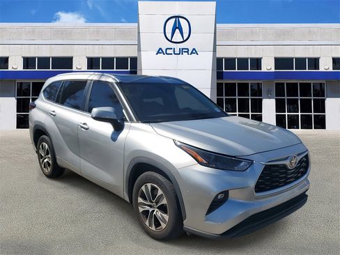 Used 2023 Toyota Highlander XLE image 1