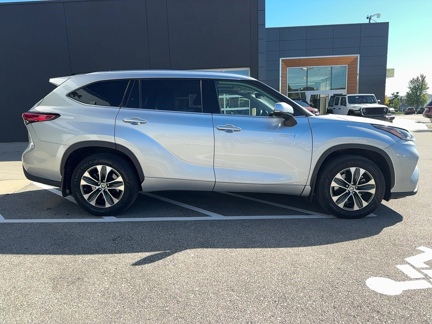 Used 2020 Toyota Highlander XLE AWD/4WD image 8