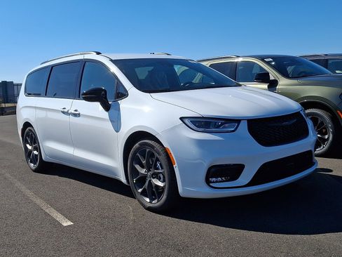 New 2026 Chrysler Pacifica Select image 1