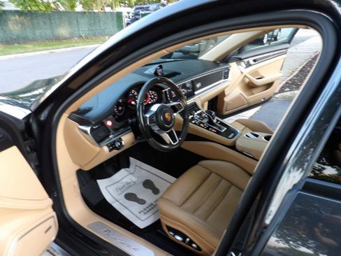 Used 2018 Porsche Panamera 4 image 5