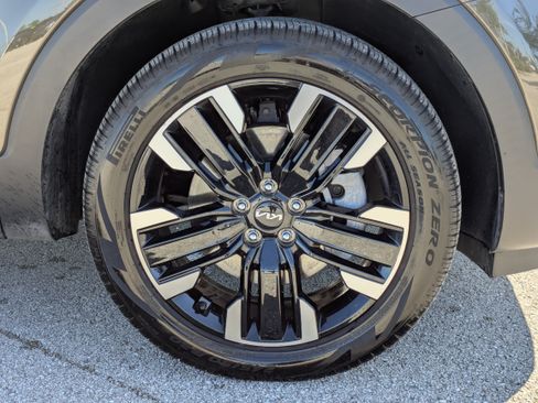 Used 2025 Kia Telluride SX w/ SX Captain's Chair Package FWD image 11