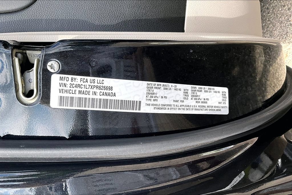 Used 2023 Chrysler Pacifica Touring-L FWD image 36