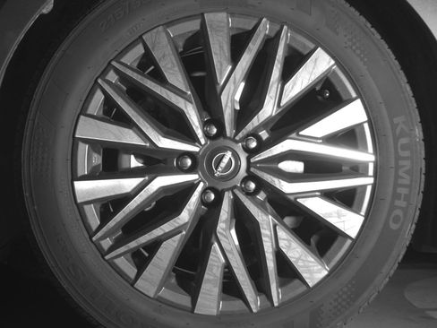Used 2025 Nissan Altima 2.5 SV FWD image 12