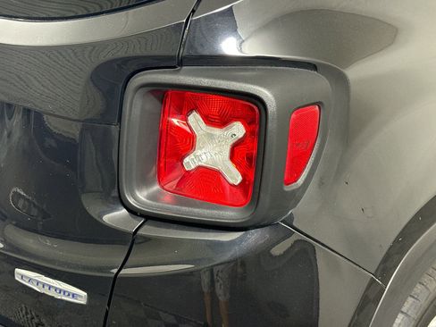 Used 2021 Jeep Renegade Latitude image 34