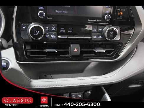 Used 2020 Toyota Highlander XLE AWD/4WD image 12