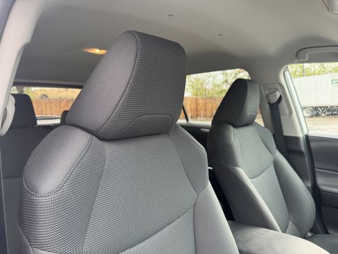 Used 2021 Toyota RAV4 LE AWD/4WD image 20