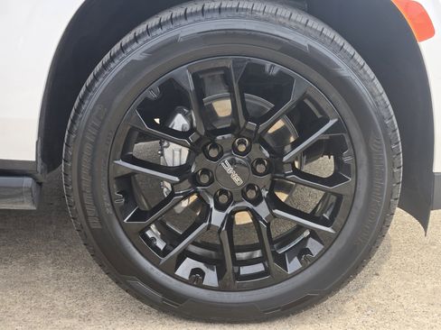 Used 2022 GMC Yukon XL Denali w/ Denali Premium Package image 13