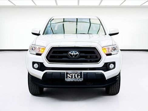Used 2022 Toyota Tacoma SR5 RWD image 2