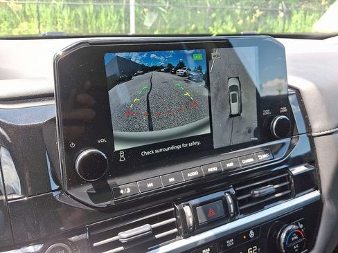 Used 2024 Nissan Pathfinder SL AWD/4WD image 19