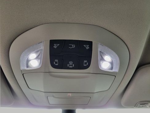 Used 2024 Chrysler Pacifica Touring-L image 18