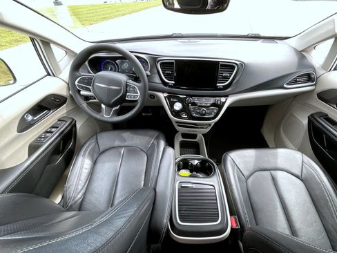 Used 2022 Chrysler Pacifica Touring-L FWD image 13