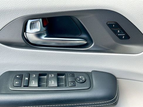 Used 2023 Chrysler Pacifica Touring-L FWD image 18