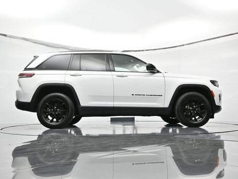 Certified 2024 Jeep Grand Cherokee Altitude image 48