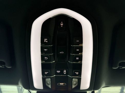 Used 2018 Porsche Macan S image 32