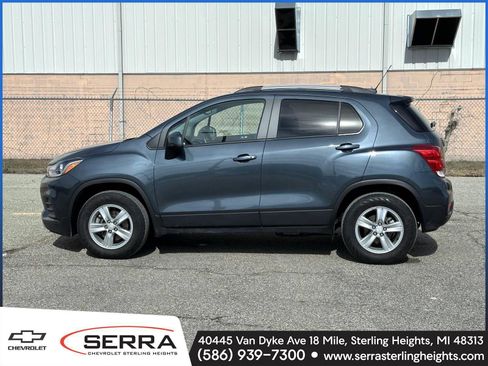 Certified 2022 Chevrolet Trax LT w/ LT Convenience Package image 2