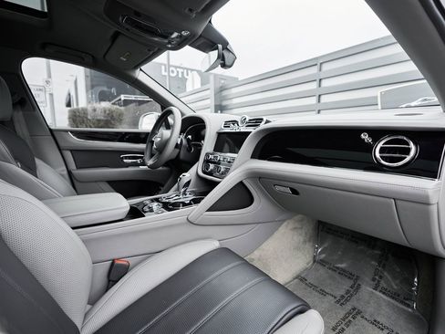 Used 2023 Bentley Bentayga Extended Wheelbase image 38