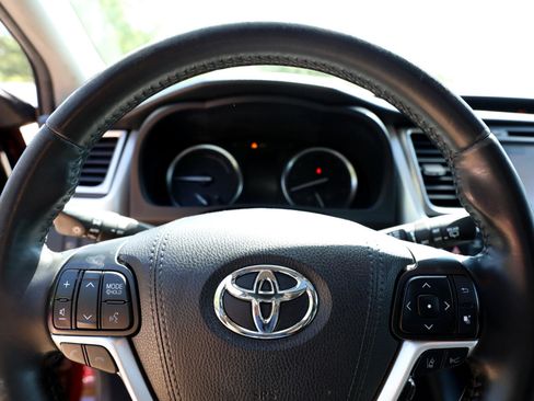 Used 2019 Toyota Highlander XLE image 30