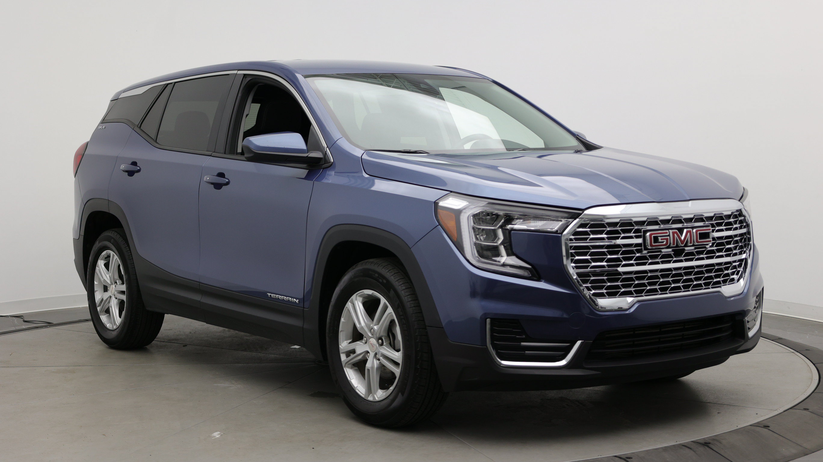 Used 2024 GMC Terrain SLE FWD image 3