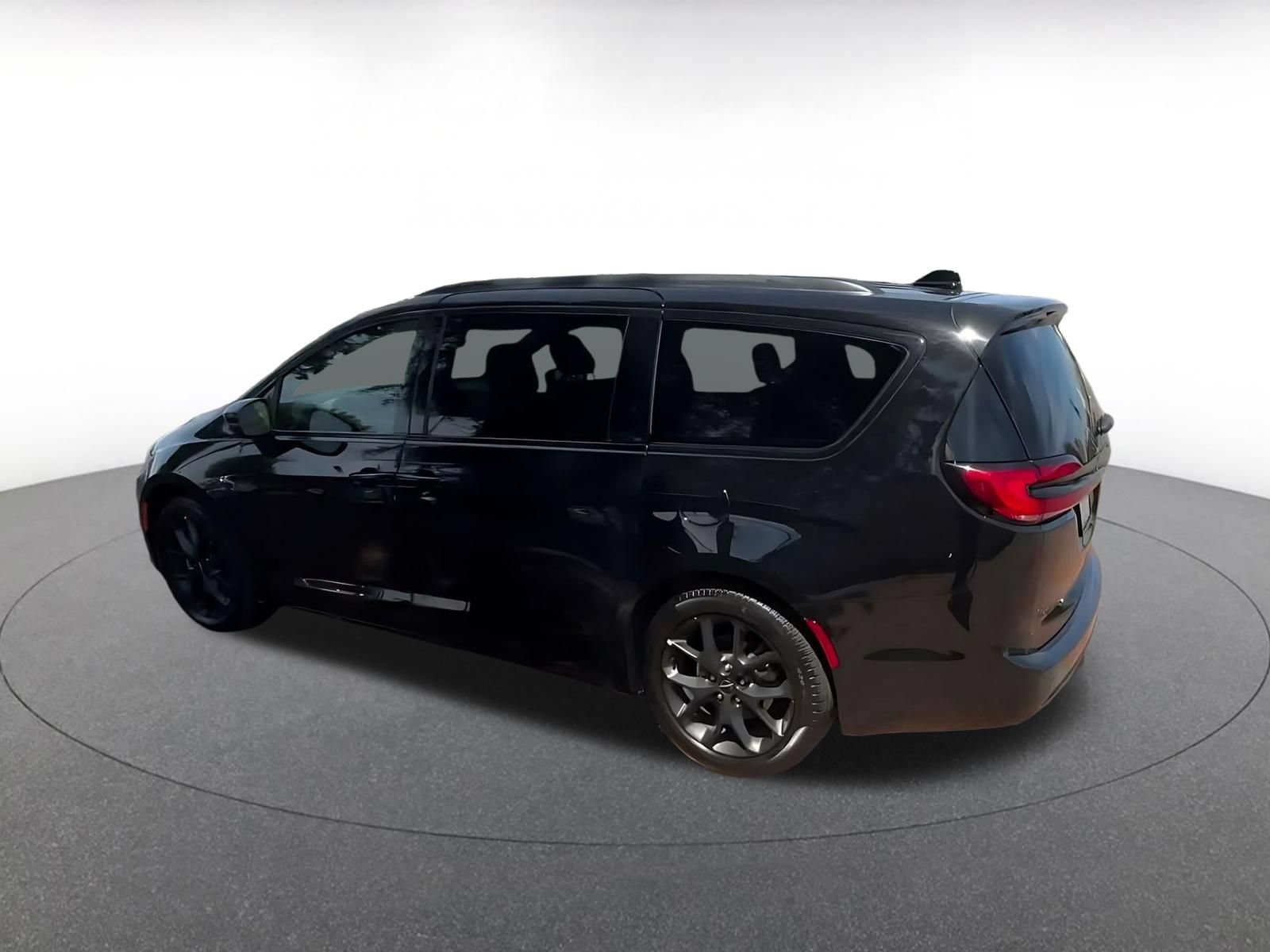 Used 2025 Chrysler Pacifica Limited FWD image 9