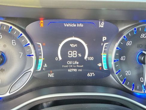 Used 2023 Chrysler Pacifica Touring-L image 8