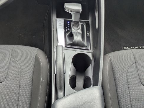 Used 2023 Hyundai Elantra SE FWD image 6