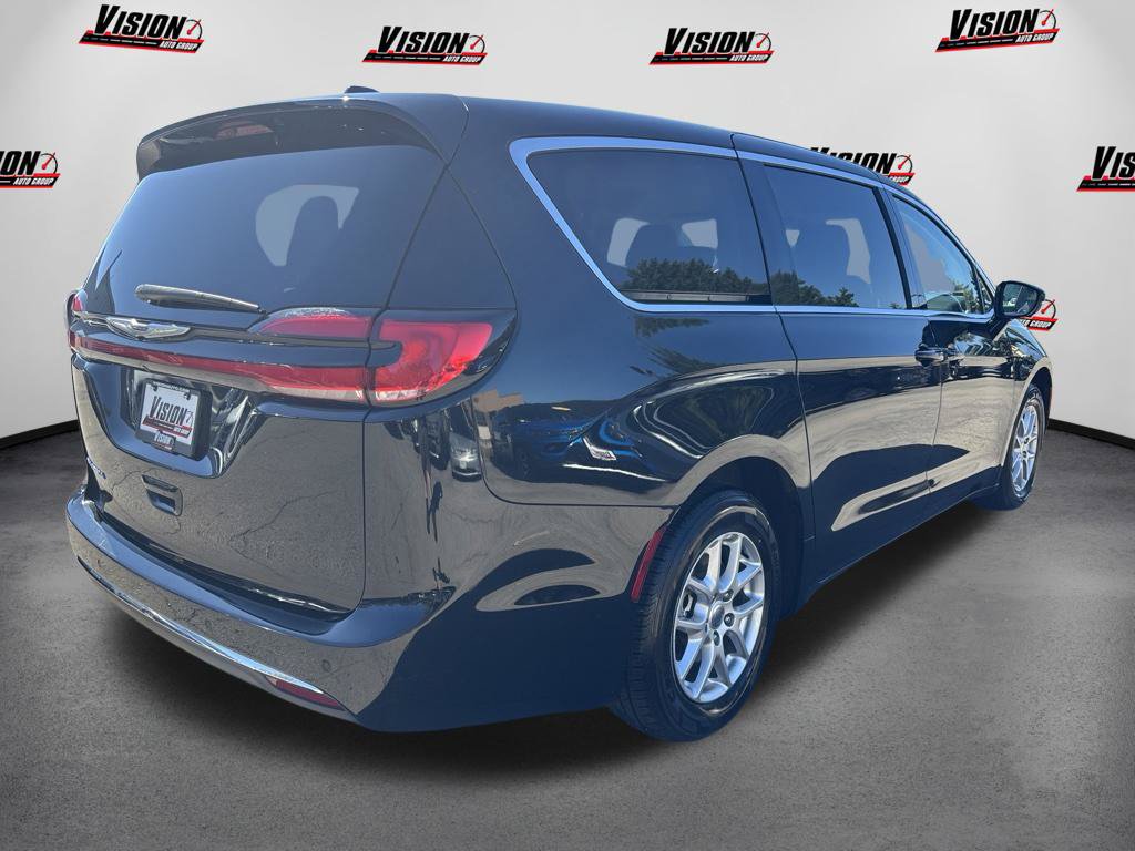 Used 2024 Chrysler Pacifica Touring-L FWD image 5