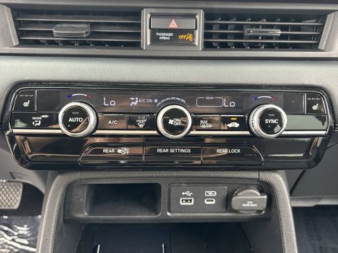 Certified 2025 Honda Pilot Touring image 24