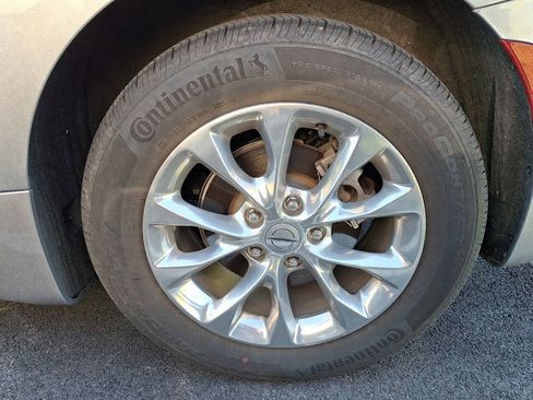 Used 2021 Chrysler Pacifica Touring-L FWD image 7