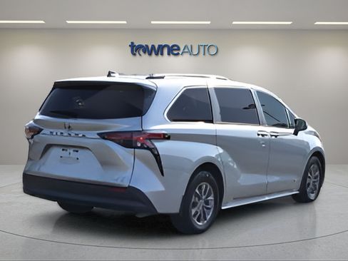 Used 2021 Toyota Sienna XLE AWD/4WD image 5