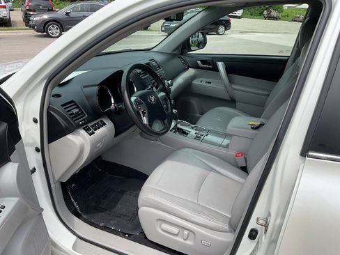 Used 2012 Toyota Highlander SE w/ Tow Pkg AWD/4WD image 14