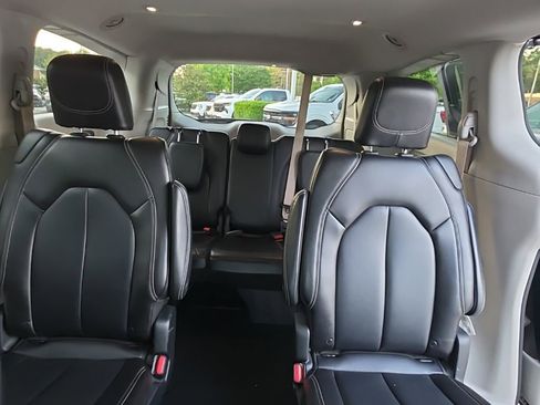 Used 2023 Chrysler Pacifica Touring-L FWD image 15