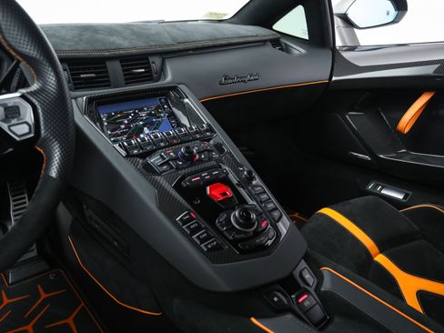 Used 2020 Lamborghini Aventador SVJ image 38