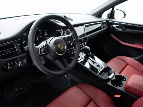 Certified 2025 Porsche Macan image 4