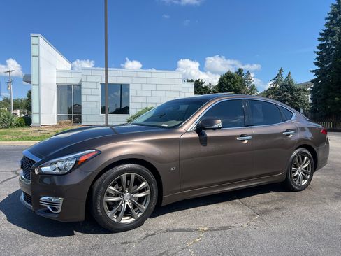 Used 2019 INFINITI Q70 Luxe image 2