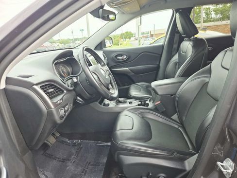 Used 2019 Jeep Cherokee Latitude Plus w/ Comfort/Convenience Group AWD/4WD image 11