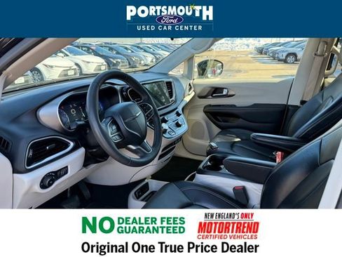 Used 2024 Chrysler Pacifica Touring-L image 4