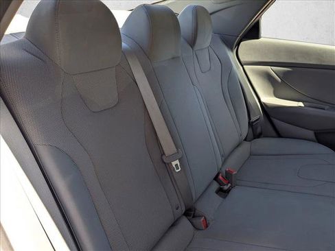 Used 2022 Hyundai Elantra SE FWD image 20