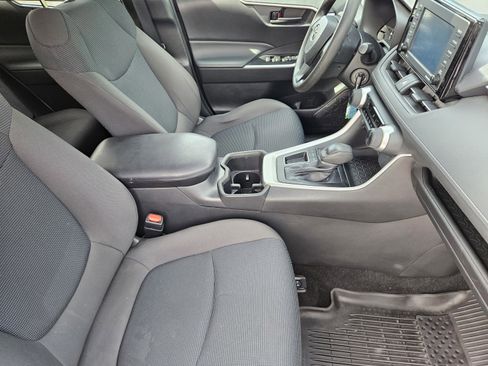 Used 2022 Toyota RAV4 LE image 9