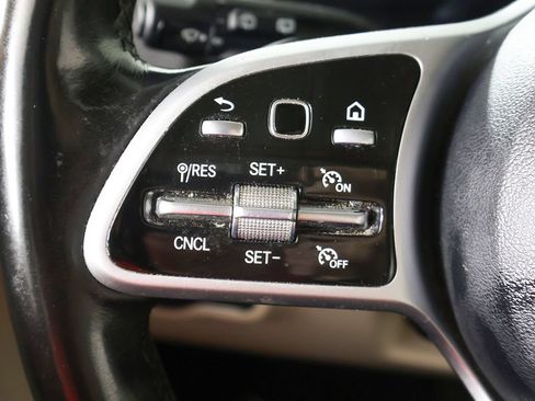 Used 2021 Mercedes-Benz GLB 250 4MATIC w/ Premium Package image 38