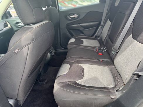 Used 2016 Jeep Cherokee Sport FWD image 17